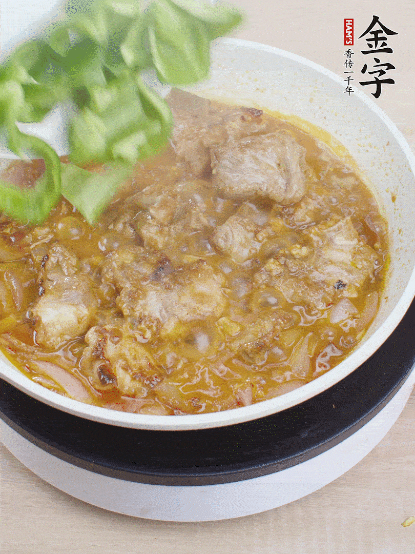 下青椒，翻炒炒至湯汁收干。