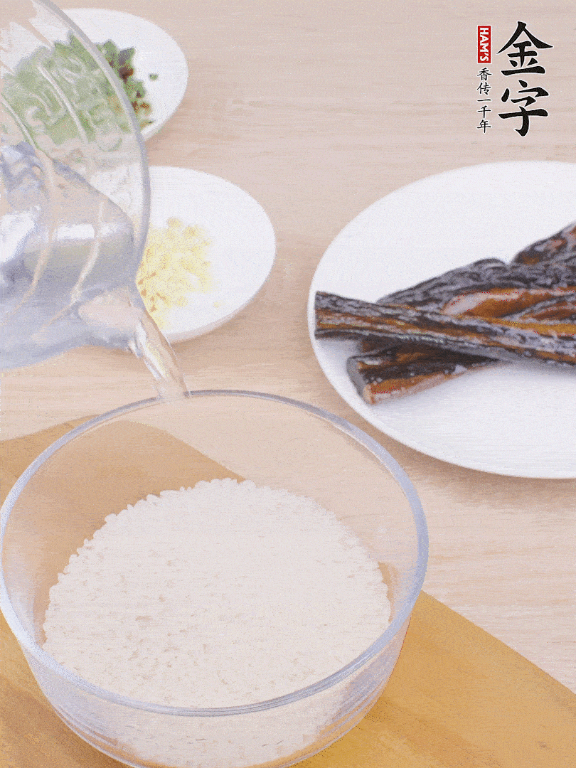 大米提前用清水浸泡1小時(shí)。