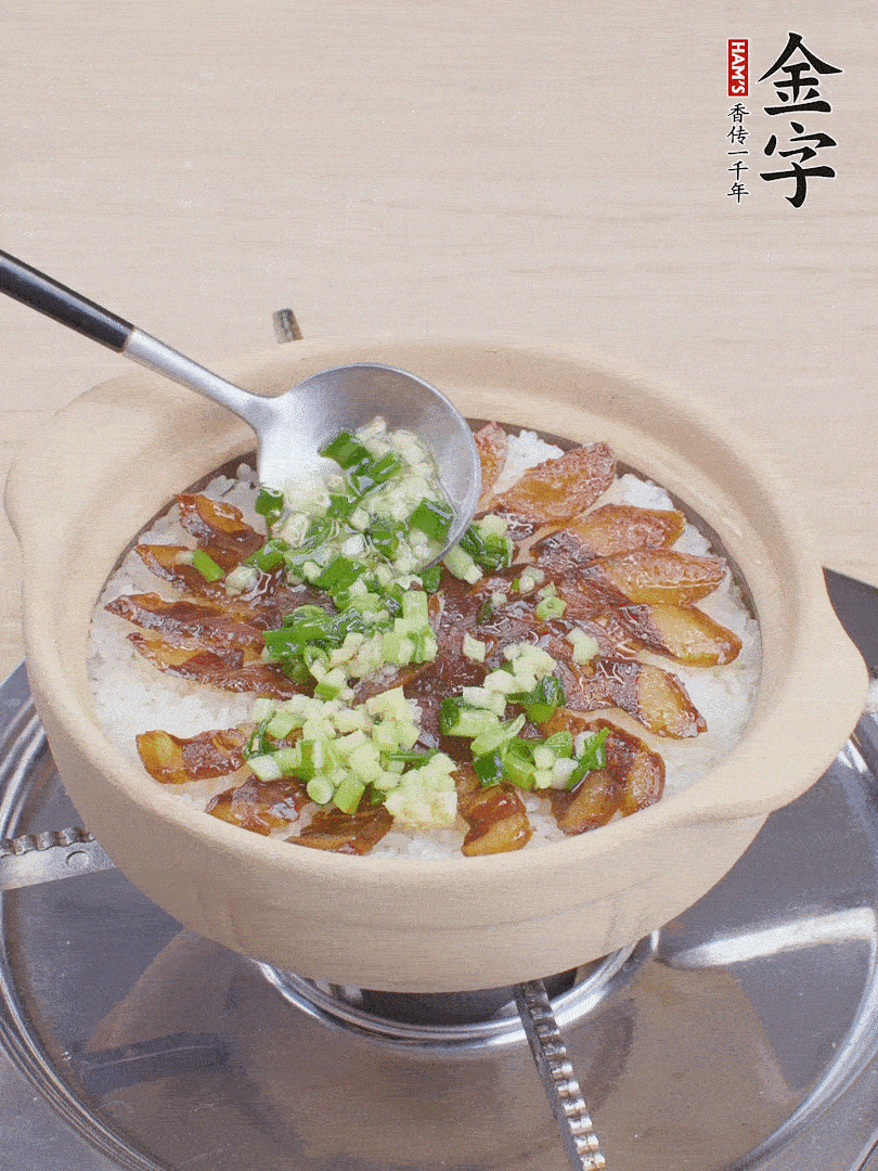 倒蔥姜醬再燜1分鐘。（也可以淋點(diǎn)生抽）