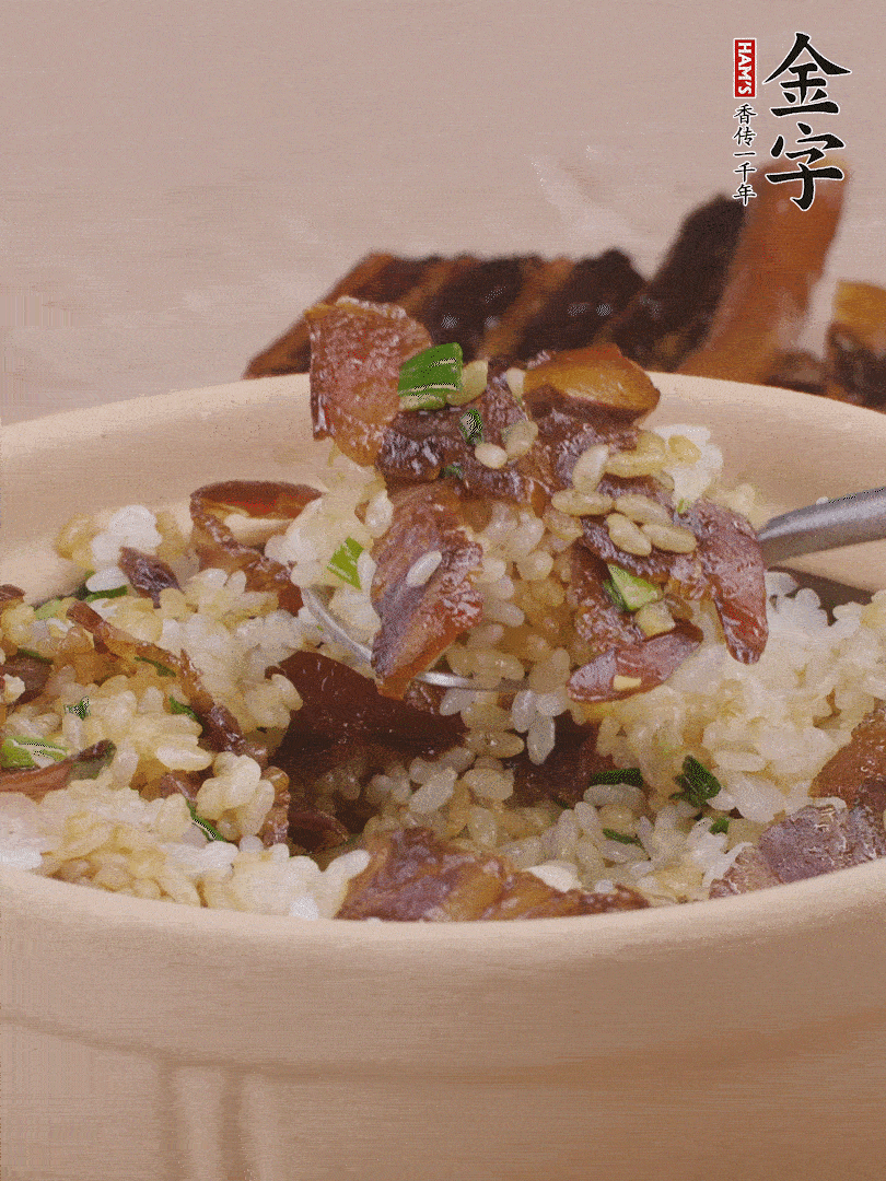 揭蓋后撒點(diǎn)蔥花裝飾，趁熱拌勻。