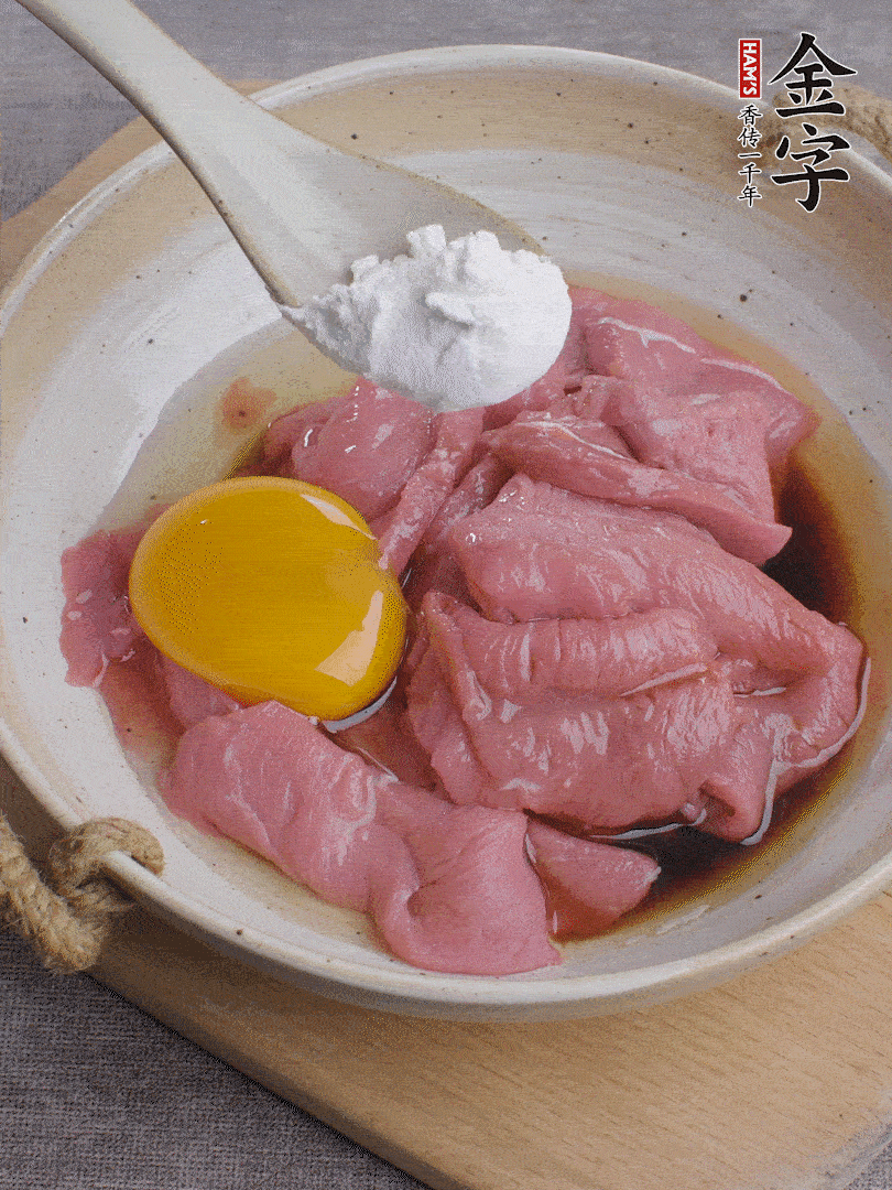 牛肉切片，雞蛋1個(gè)、水2勺、料酒1/2勺、生抽1/2勺、生粉1勺腌15分鐘。