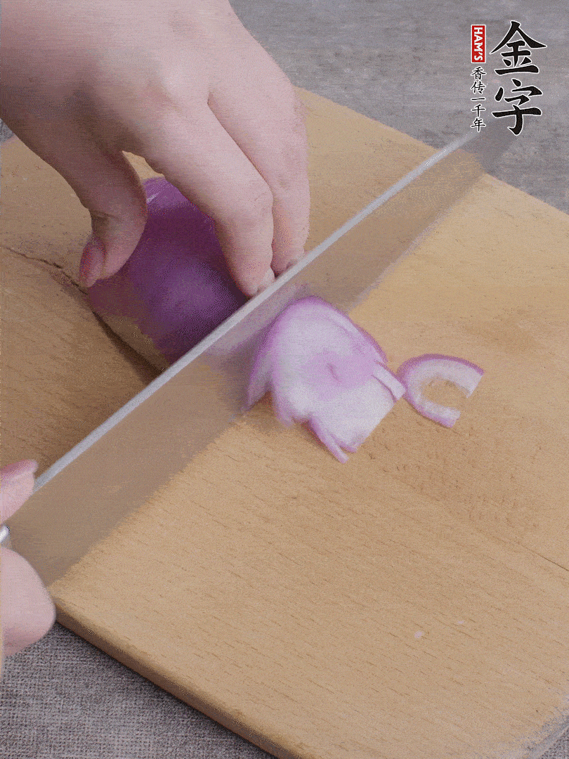 洋蔥切絲、蔥切段。