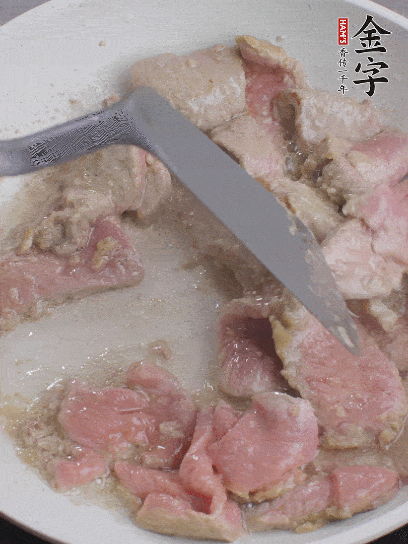 鍋中少油，下牛肉炒至變色。（盛出來(lái)）