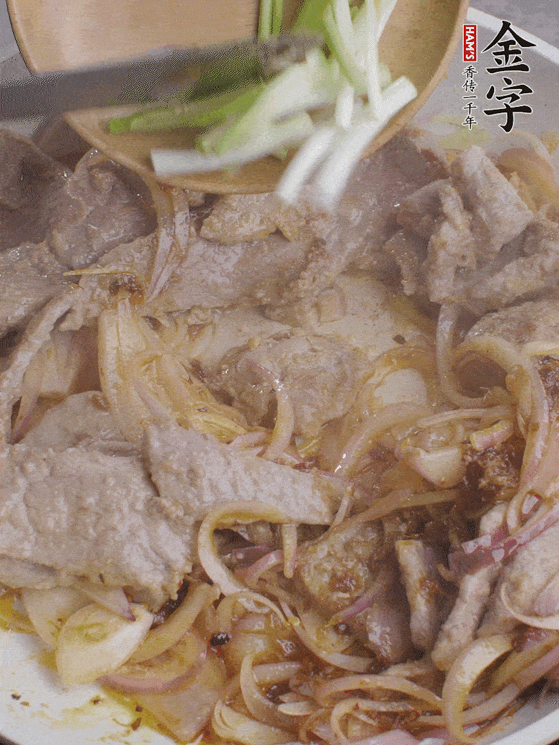 下牛肉、蔥段快炒。
