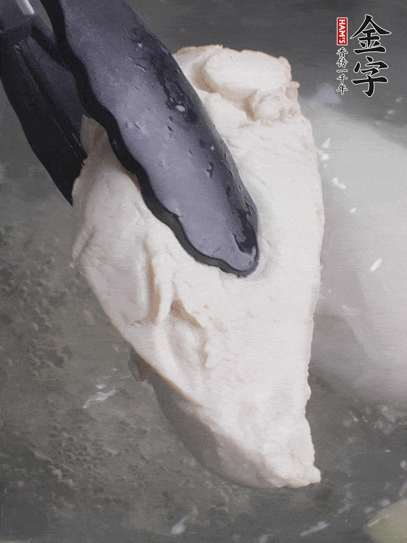 雞胸肉冷水下鍋，加姜片煮熟。過(guò)冰水撕成細(xì)絲。