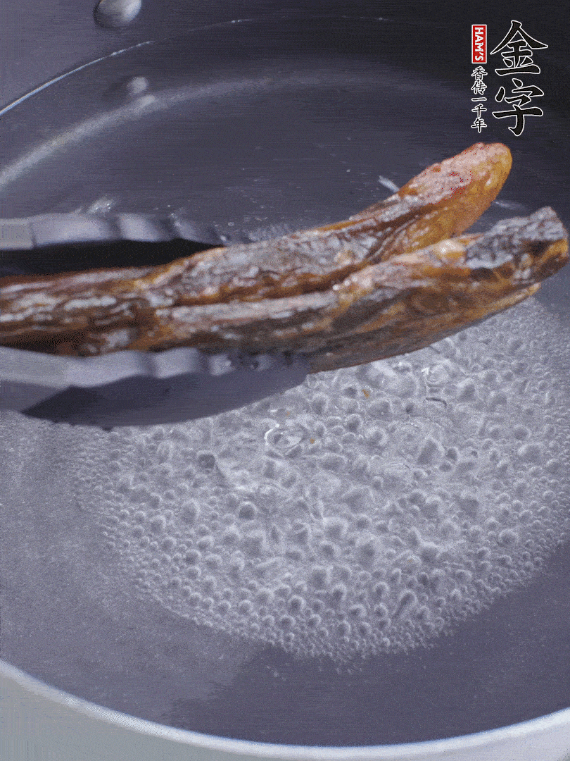 金字醬油肉水煮15分鐘，切薄片。