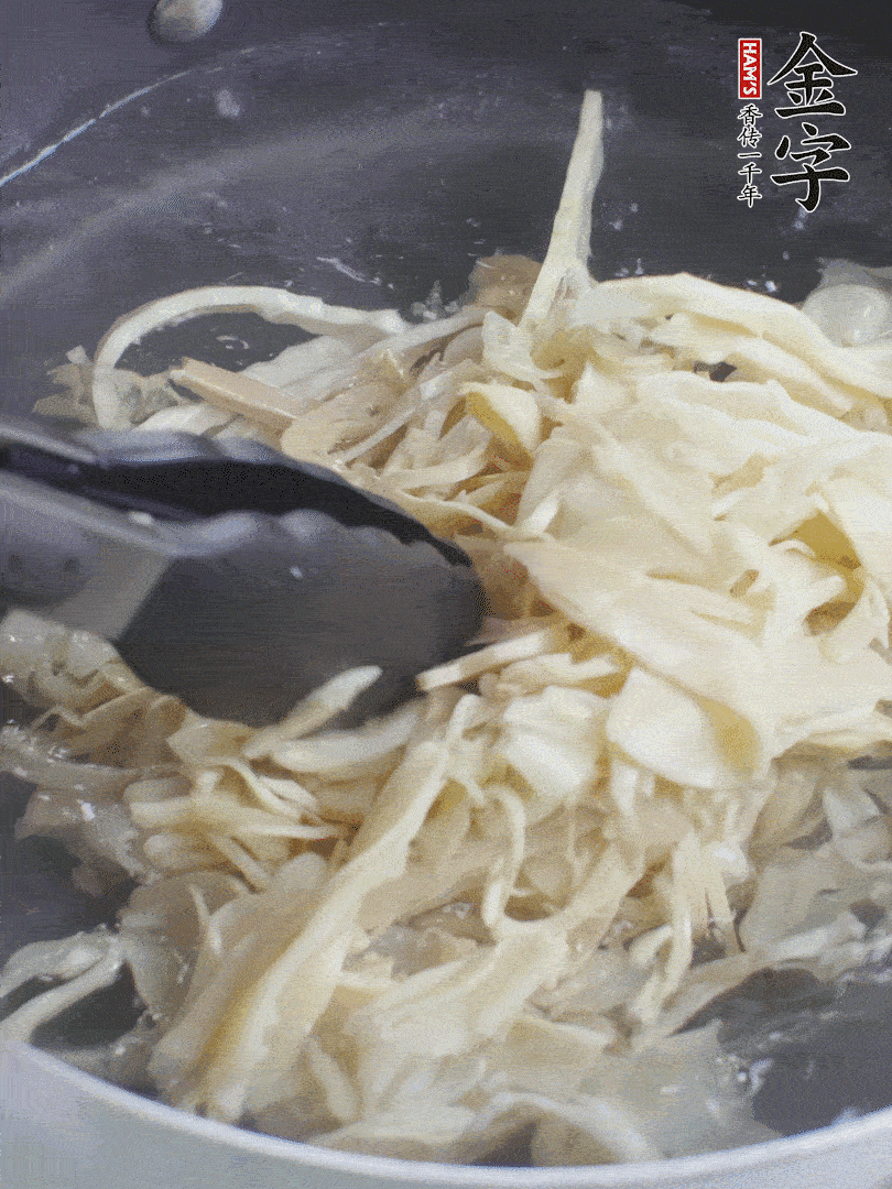 糯米筍焯水1分鐘，過涼水，擠干水份。