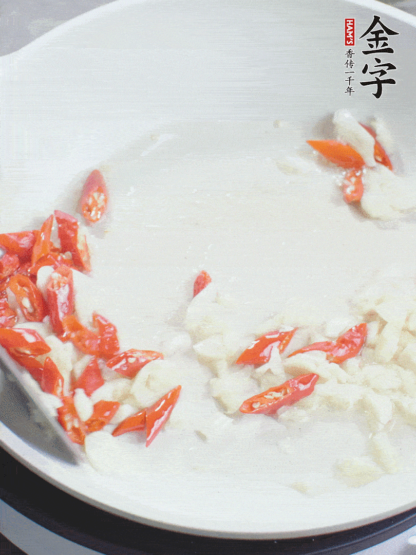 冷鍋熱油，下辣椒、大蒜煸香。