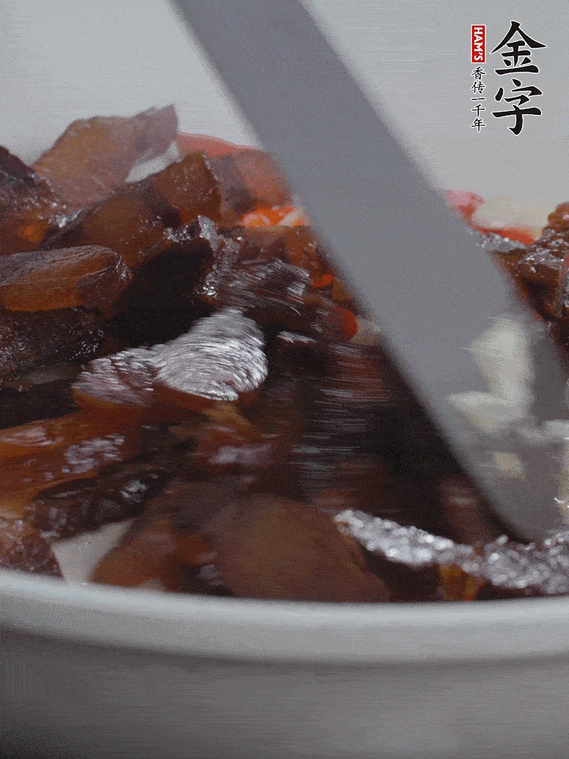 下醬油肉，煸出油脂。