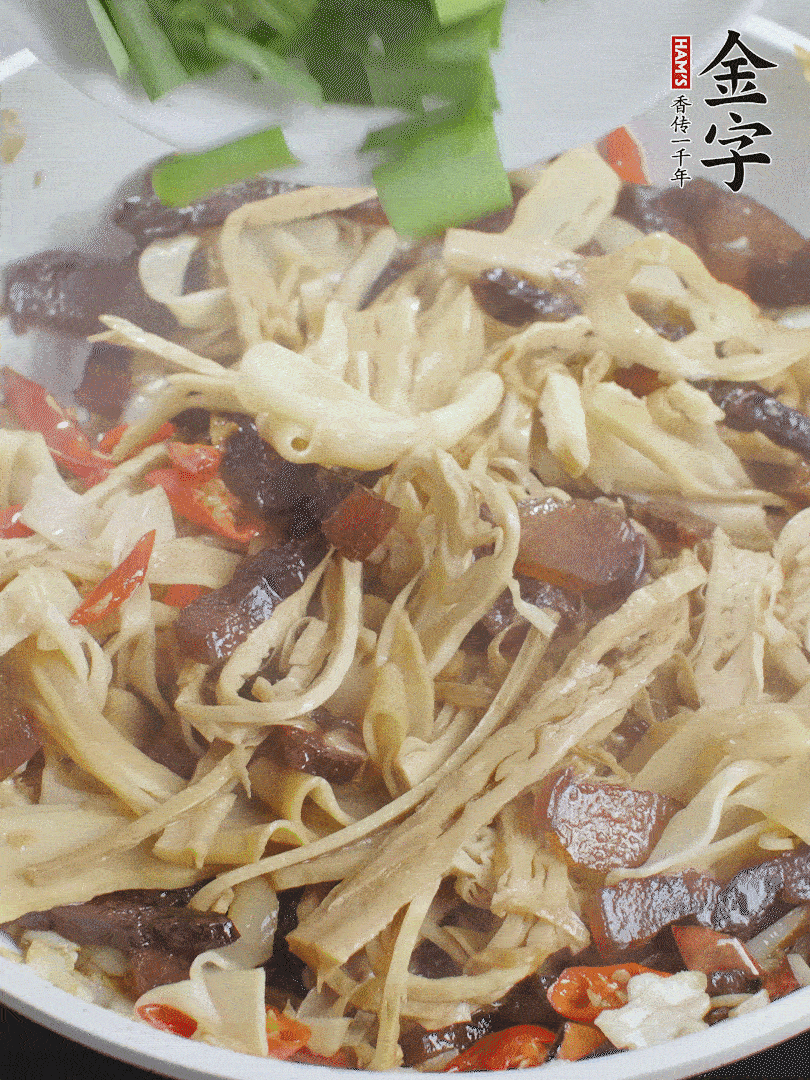 翻炒均勻，下蒜葉。