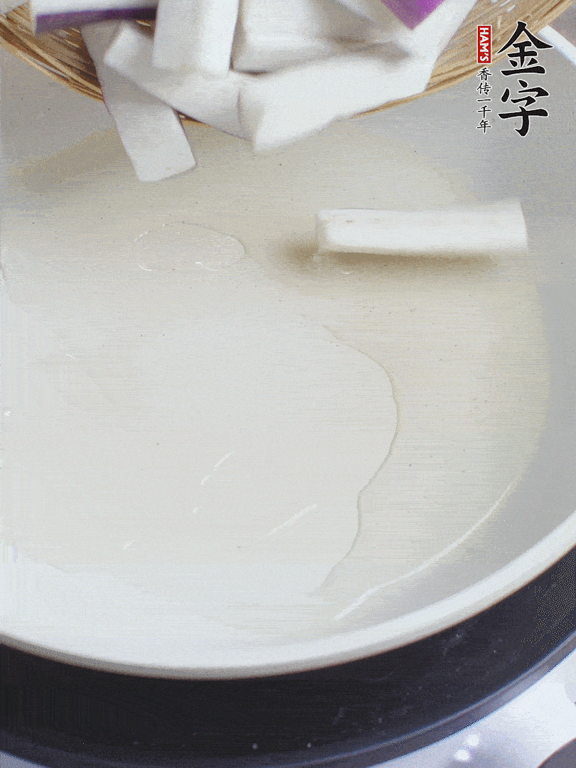 杭茄洗凈去蒂，縱向剖成4份，切成長(zhǎng)10cm左右的段。白洋蔥切絲?？谀⑾磧羧サ舯?。紅椒切菱形片。