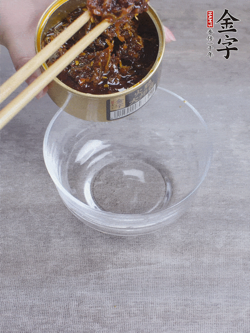 金字火腿大師醬2勺、醬油1勺、白砂糖1/2勺調(diào)勻。