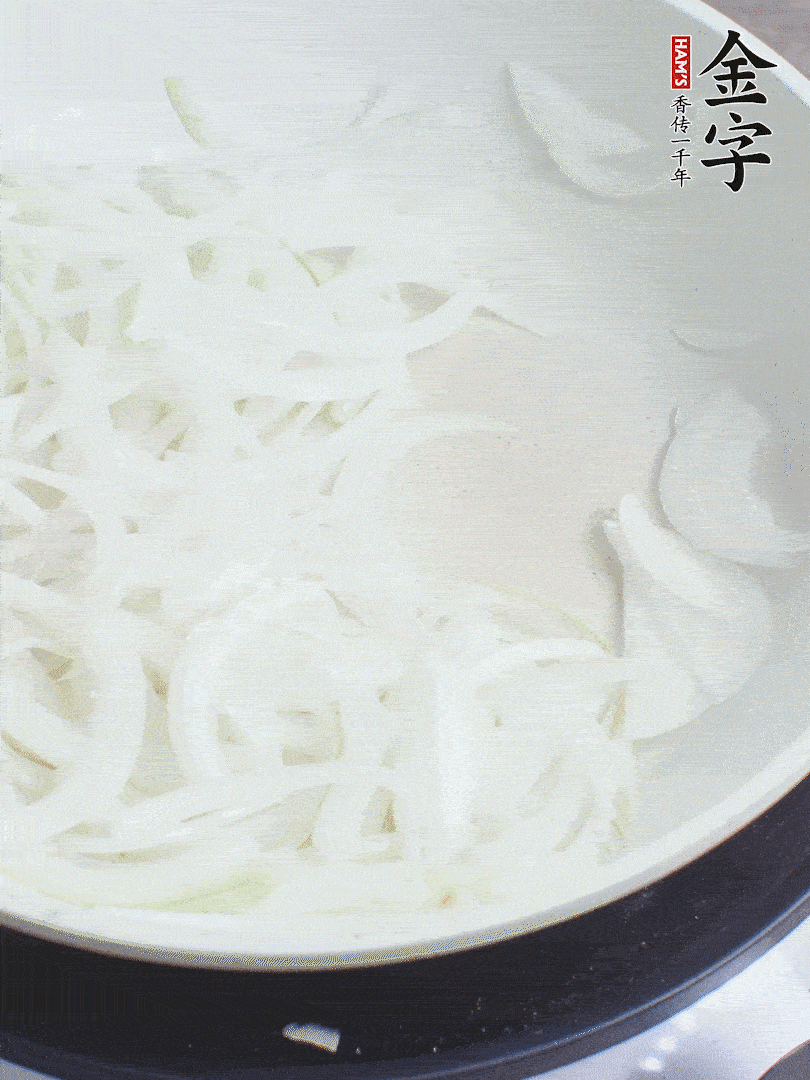 油熱下洋蔥絲、紅椒炒出香味。