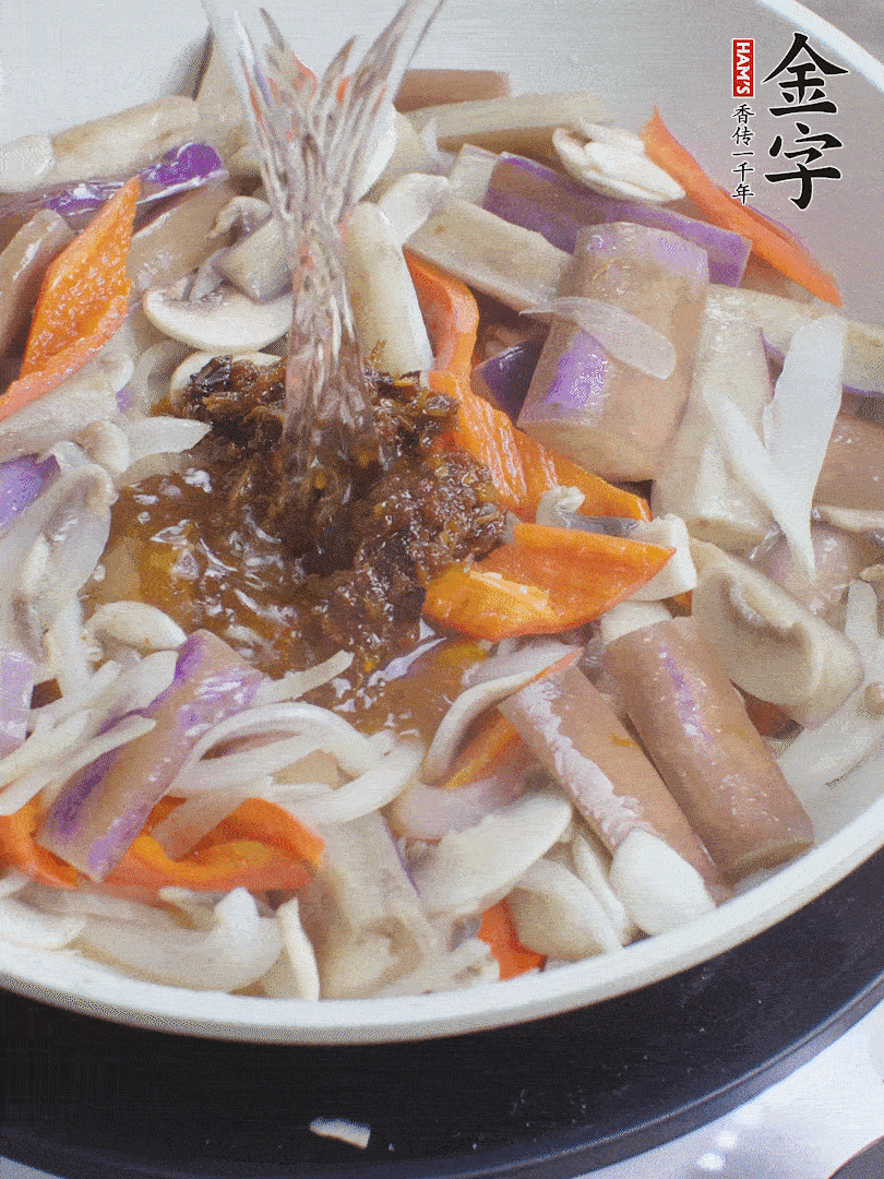 下茄子、口蘑，淋入料汁，加熱水份收干。