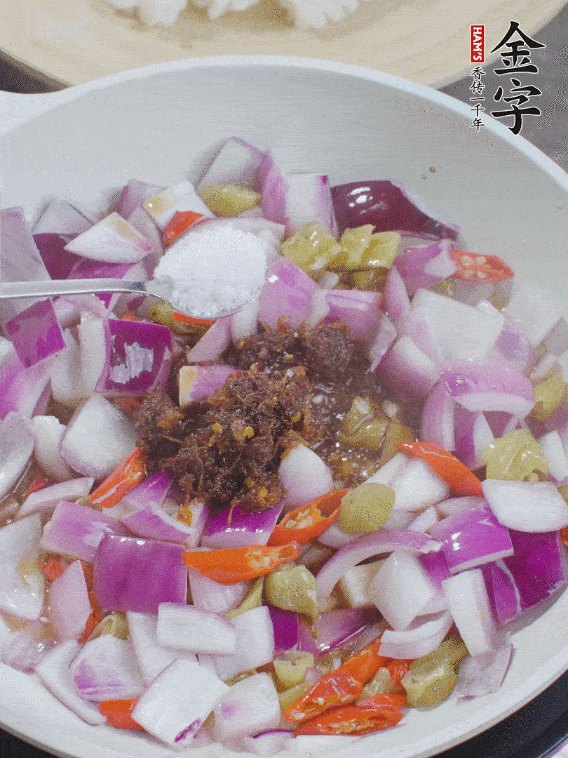 加1大勺金字火腿大師醬、2勺生抽、1勺糖，翻炒。