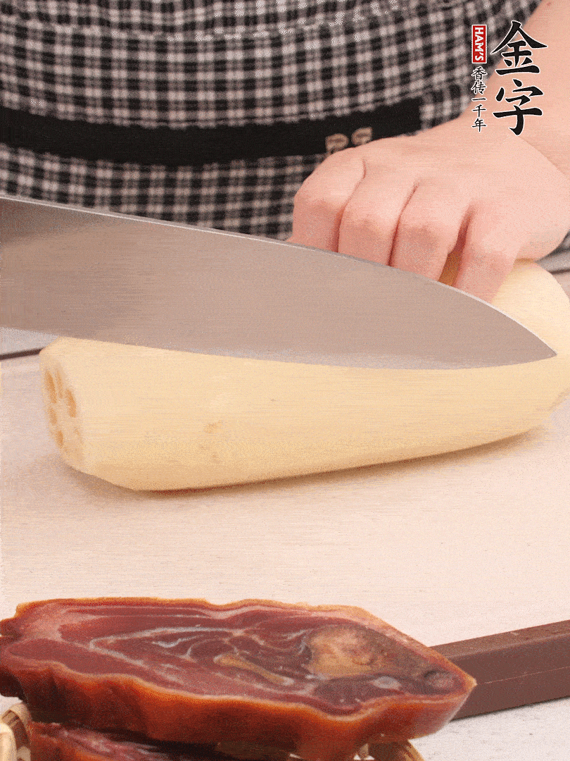 蓮藕削皮切塊。