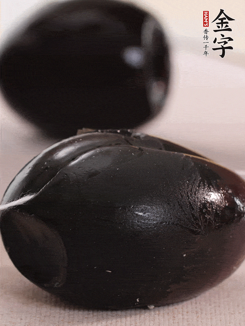 娃娃菜金針菇去跟洗凈，皮蛋改刀。