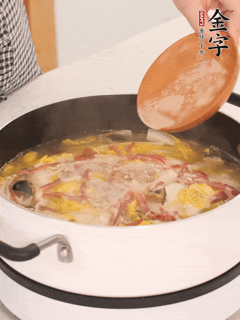 加適量的白胡椒調(diào)味。