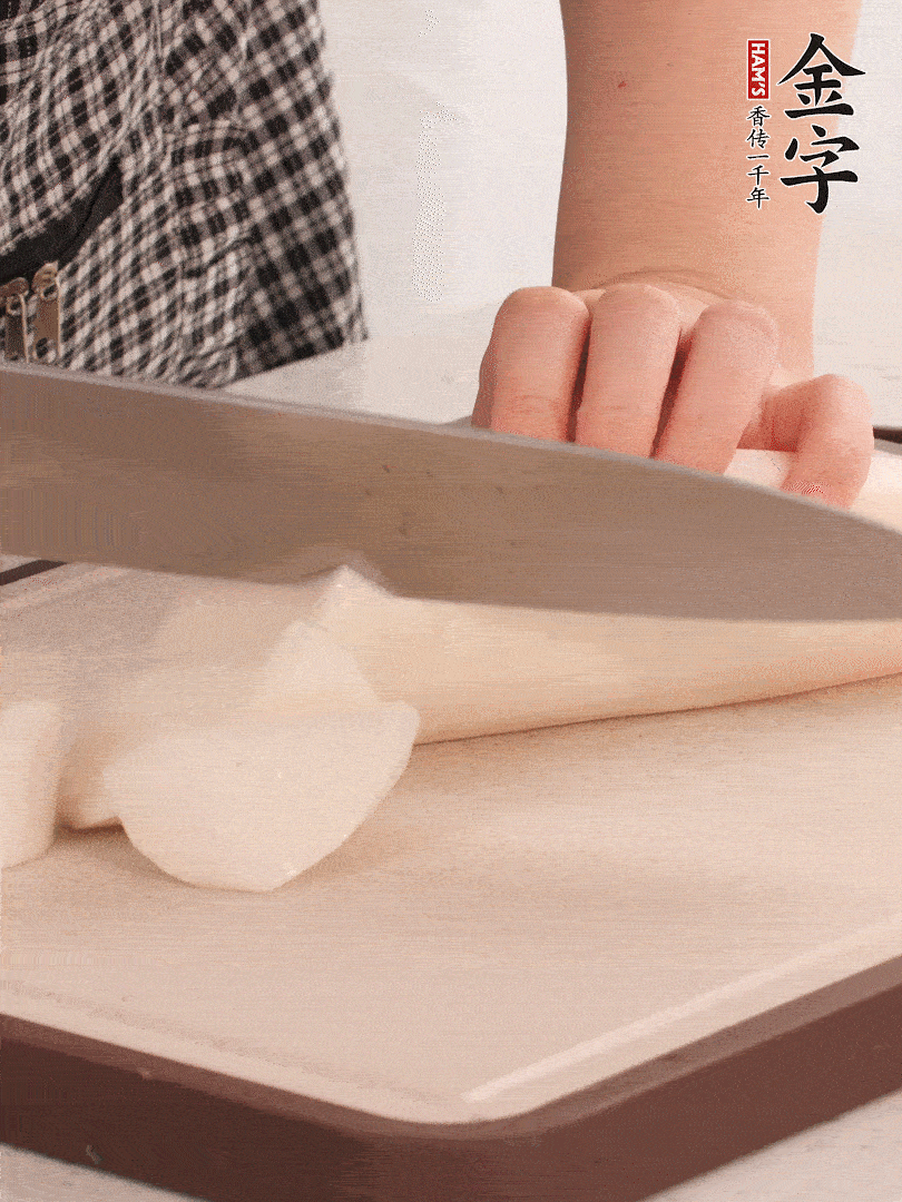 蘿卜切塊，火腿切片。