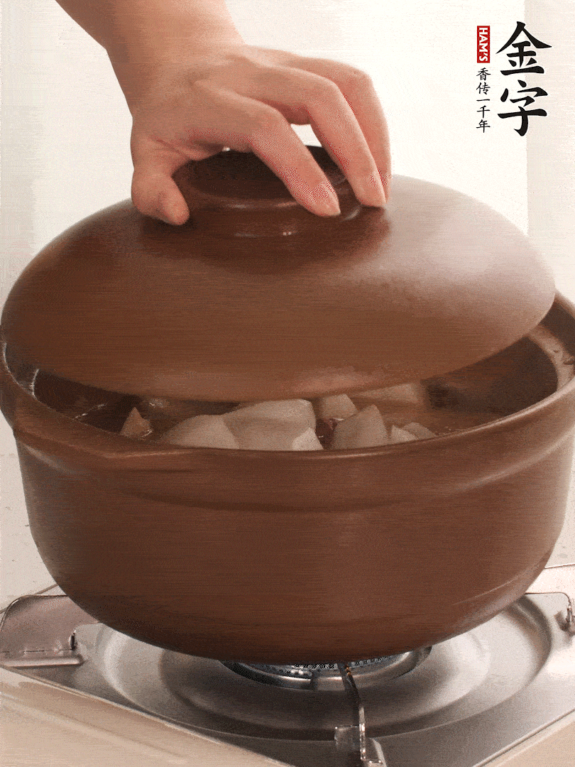 倒沒過食材的熱水，大火燒開。蓋上蓋子轉(zhuǎn)中小火，燉15-20分鐘。等蘿卜煮到喜歡的軟爛度就可以關(guān)火。