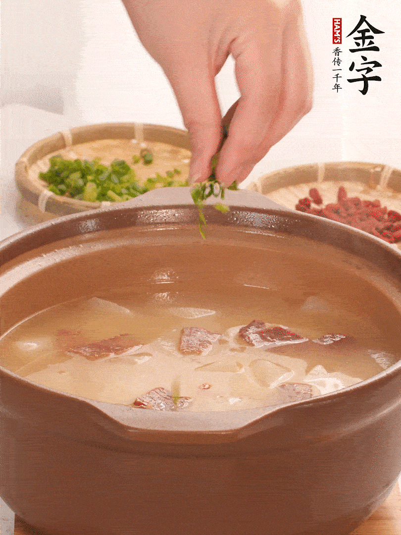 最后點綴點小蔥花、枸杞，增色提味。