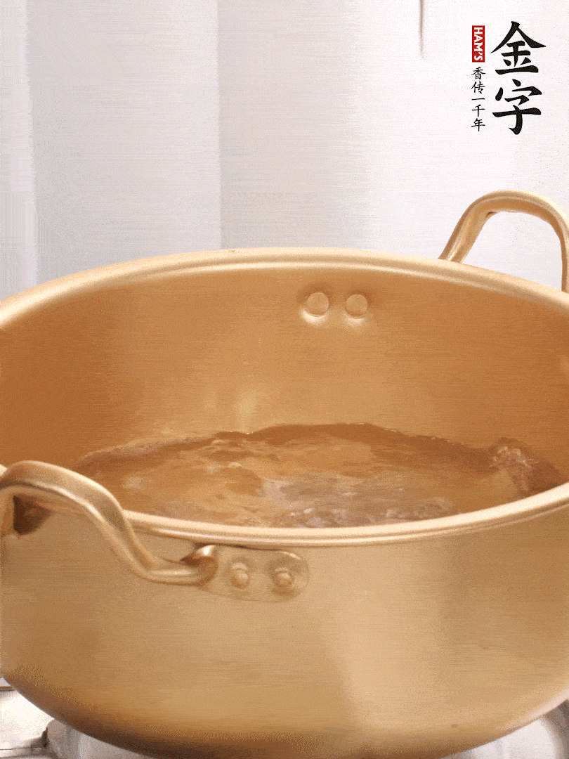 排骨加姜片、料酒，冷水下鍋焯水，撇去浮沫。