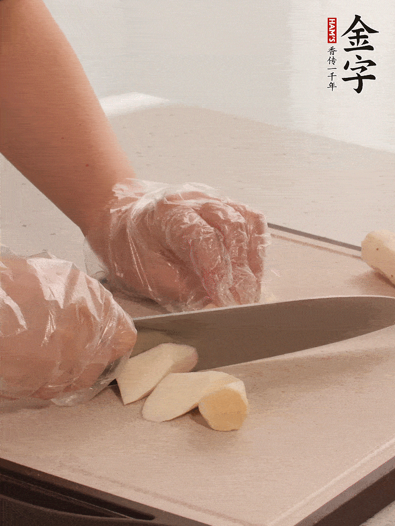 鐵棍山藥洗凈削皮，切斜刀塊。