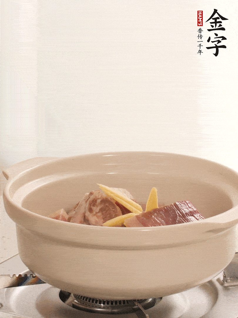 湯鍋放入排骨、火腿、姜，加適量水。煮開后轉(zhuǎn)小火燉40分鐘。