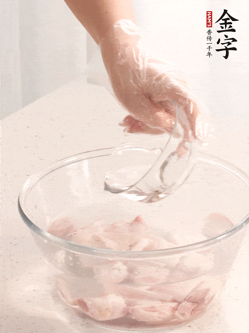 豬蹄除去雜毛、刮去油膩，斬成大塊，冷水浸泡半小時出血水，冷水下鍋，放入姜片、醋去腥，水燒開大約2分鐘，撈出。（白醋能夠讓豬蹄更白凈）