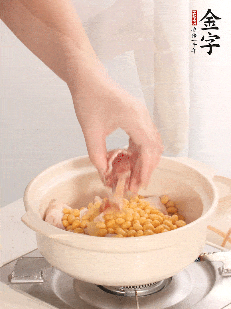 湯鍋放入豬蹄、姜片，加入黃豆、火腿，倒入足量的清水、適量料酒。