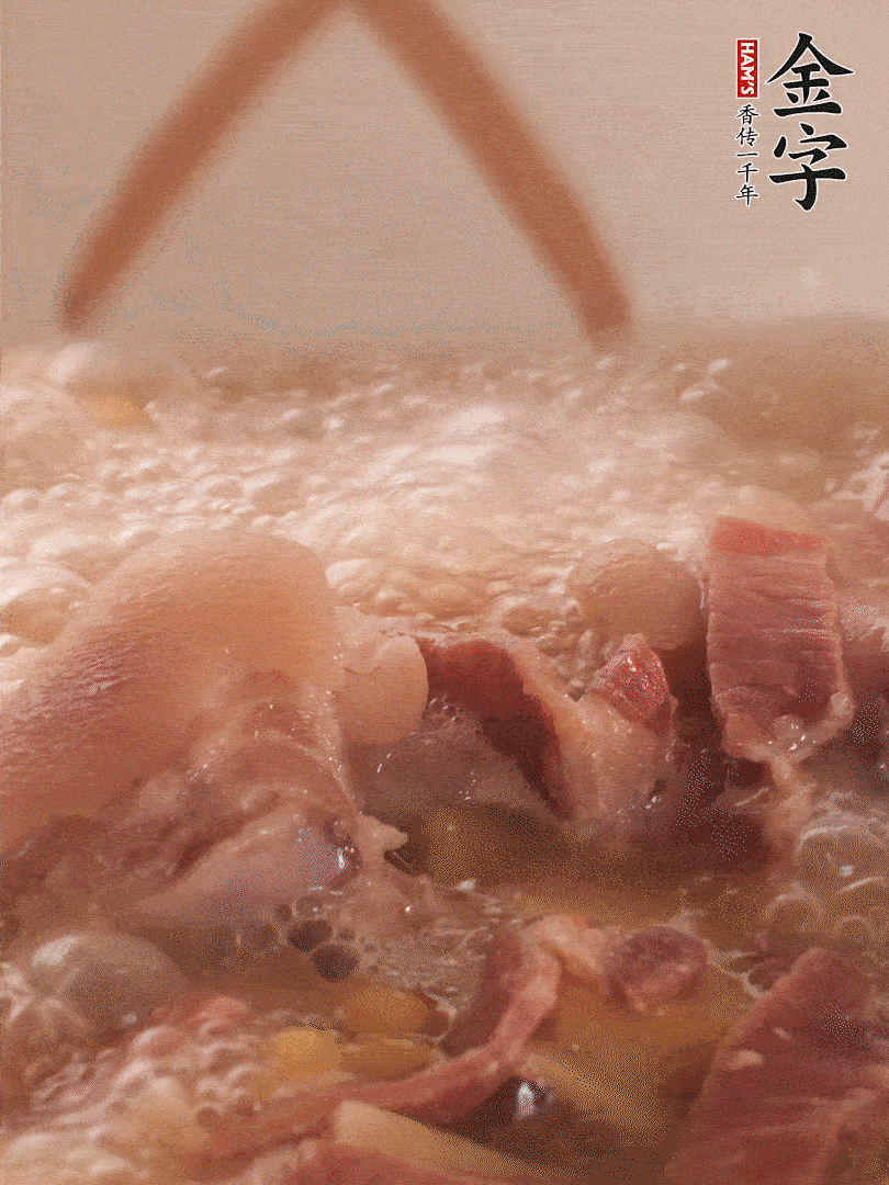 大火將水煮開后，蓋上鍋蓋，轉(zhuǎn)小火慢燉1個半小時。