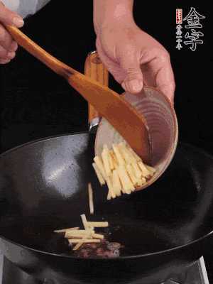 留少許余油，下姜絲、毛豆、火腿翻炒。