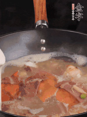 最后用面糊勾芡，燒至收汁，出鍋前撒點(diǎn)蔥段。