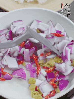 冷鍋熱油，下洋蔥、小米辣、泡椒，炒出香味。