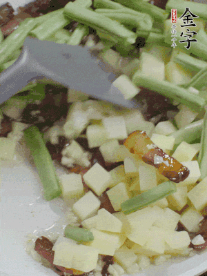 下蒜末、豆角、土豆塊翻炒。