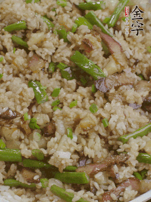 淋一點(diǎn)生抽、蠔油，撒蔥花。