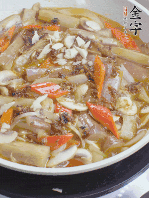 撒蒜末、香菜末。