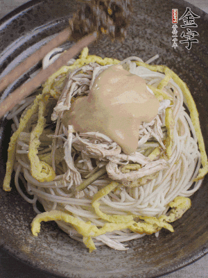 生抽1勺、醋1勺、芝麻醬1勺、金字火腿大師醬1勺。