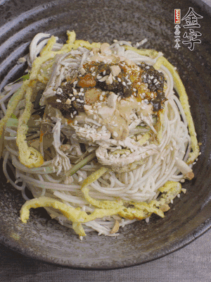 撒上花生碎、白芝麻、蔥花。