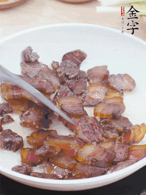 熱鍋少油，醬油肉煸出油脂，盛出。