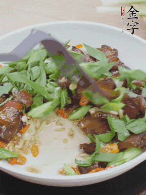 倒蒜葉翻炒均勻。