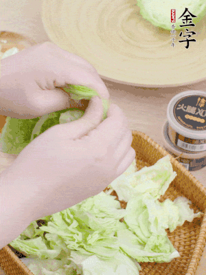 卷心菜掰成小片。