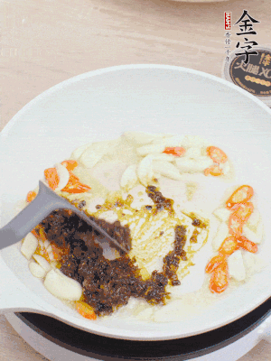 豬油下鍋，爆香蒜片、金字火腿XO醬。