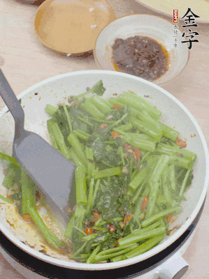 下空心菜炒軟。