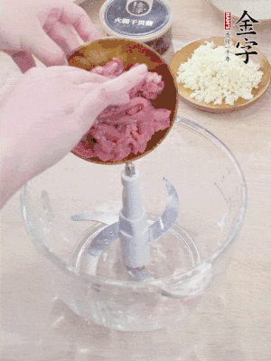 江南野筍干浸泡至軟；豬五花肉切薄片；腐皮改刀切成長方形。