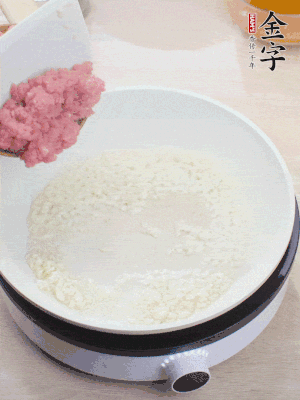 鍋內(nèi)熱油，蒜泥、牛肉泥炒至酥香。