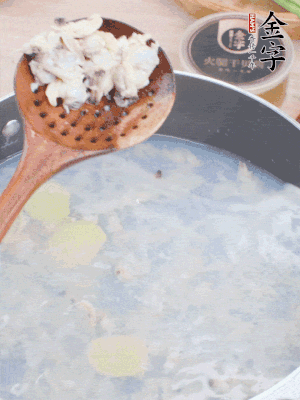 沸水下花蛤肉、姜片、料酒焯水。