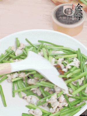 再下花蛤肉、1勺金字火腿干貝醬翻炒攪勻。