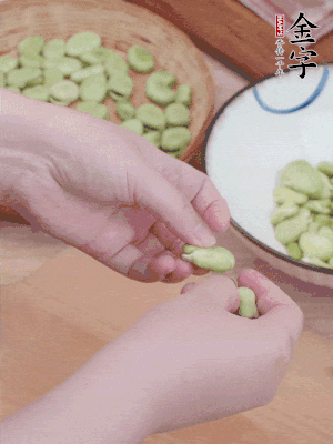 蠶豆剝殼，去掉豆衣，切碎。