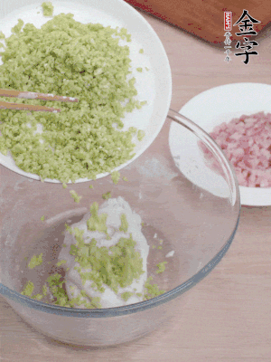 糯米粉邊揉邊加水，成團(tuán)后揉進(jìn)蠶豆、咸肉。
